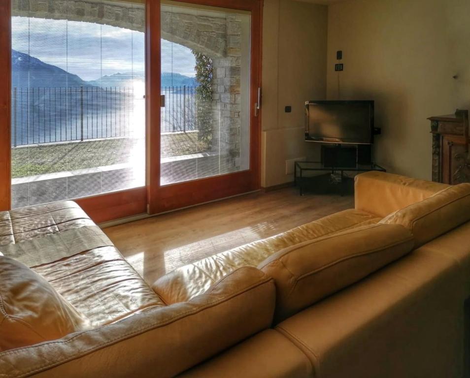 A seating area at Villa VaLuRi vista magnifica sul Lago di Como Appartamento piano terra