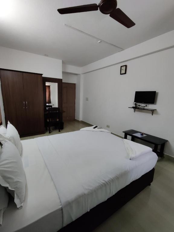 Postel nebo postele na pokoji v ubytování Swarna Sudarshan Service Apartments Sholinganallur