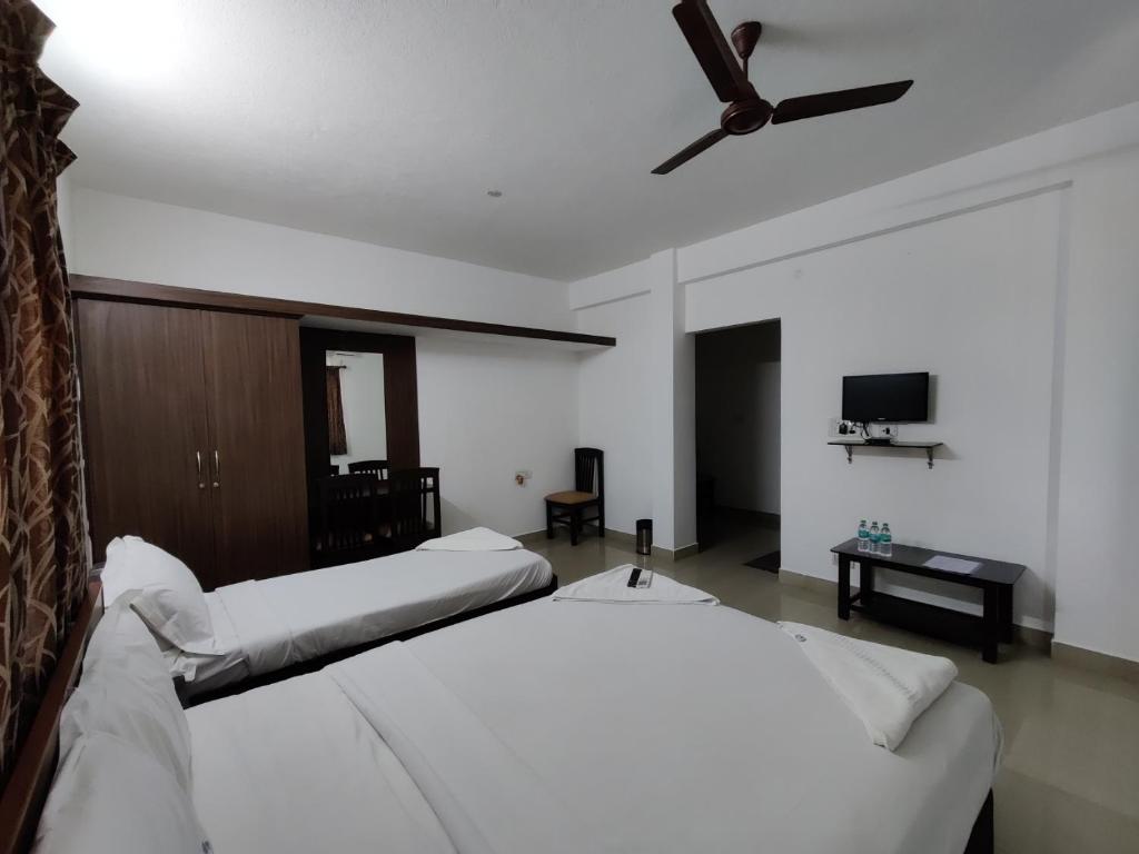 Postel nebo postele na pokoji v ubytování Swarna Sudarshan Service Apartments Sholinganallur