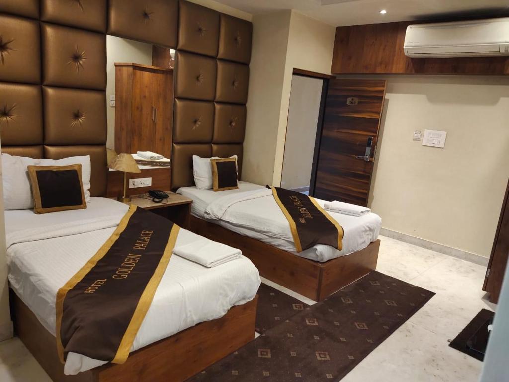 Postel nebo postele na pokoji v ubytování Hotel Golden Palace