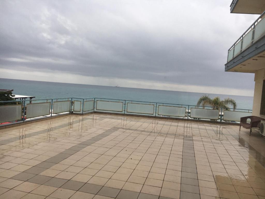 un balcón con vista al mar en Hotel Miramare, en Savona