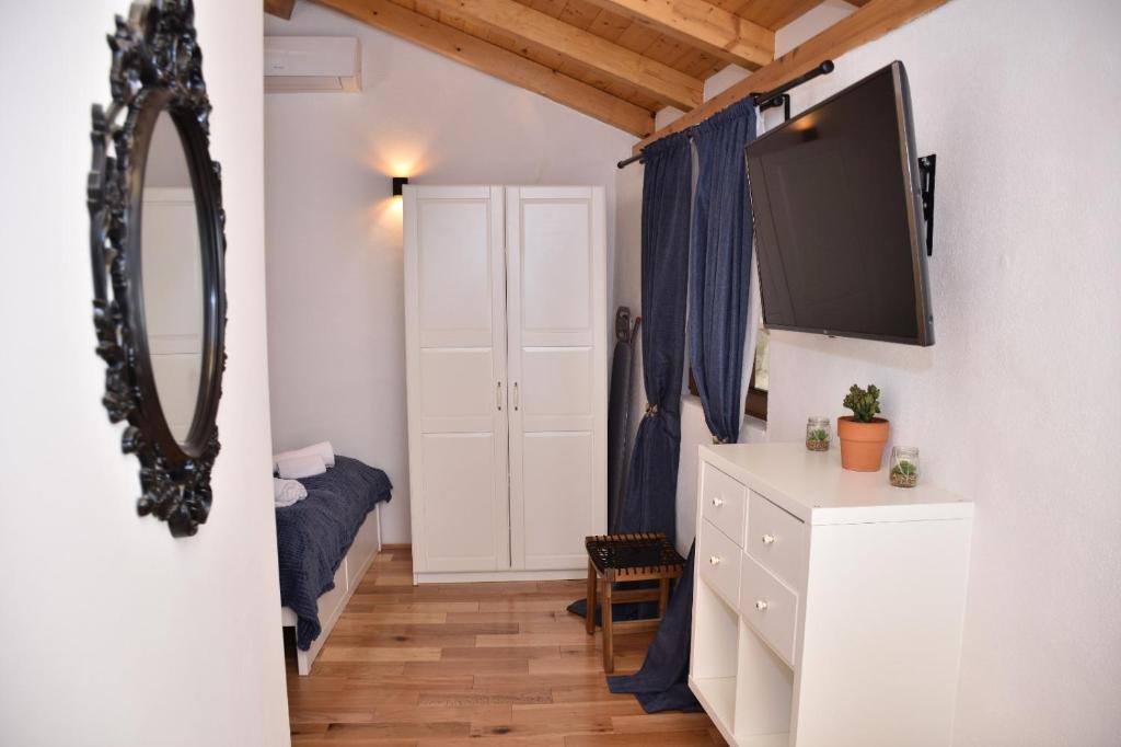 TV a/nebo společenská místnost v ubytování Bruno Old town apartments