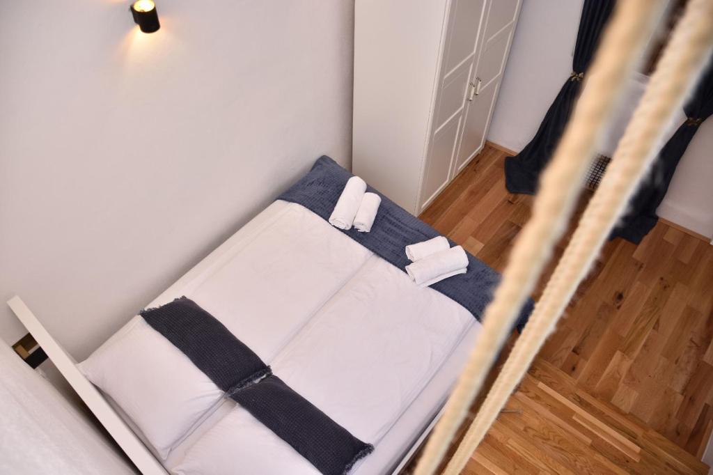 Postel nebo postele na pokoji v ubytování Bruno Old town apartments