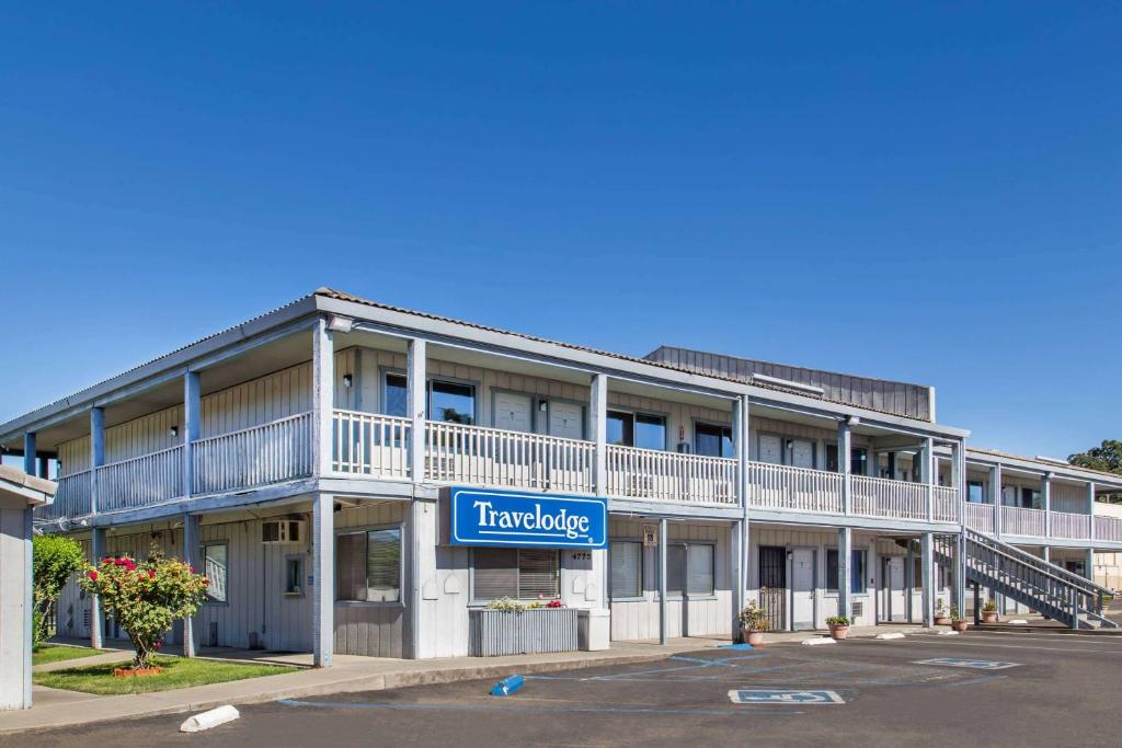 een kantoorgebouw met een hotelbord ervoor bij Travelodge by Wyndham Clearlake in Clearlake