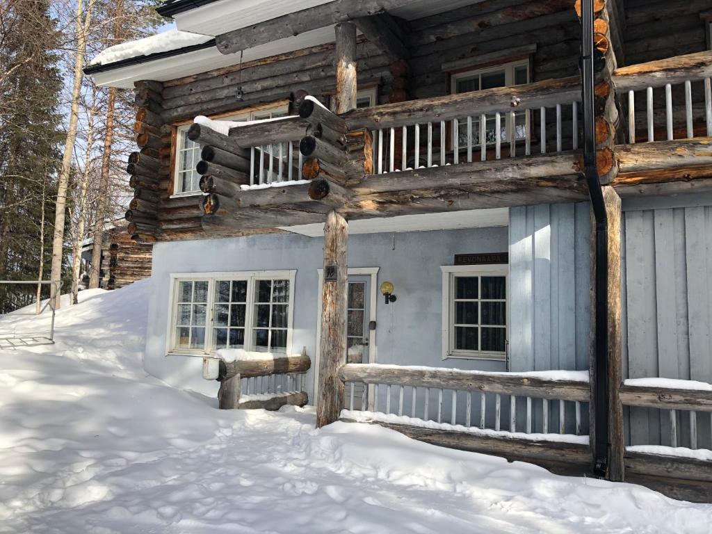 una baita di tronchi nella neve di Rukanaapa a Ruka