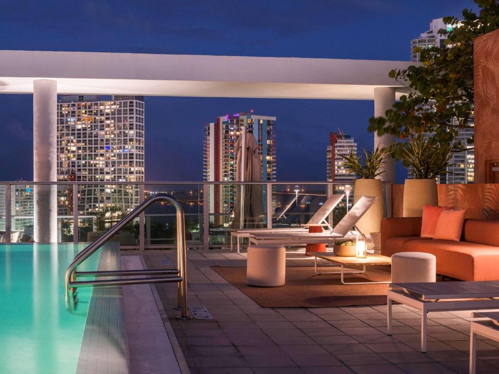 A piscina localizada em Novotel Miami Brickell ou nos arredores