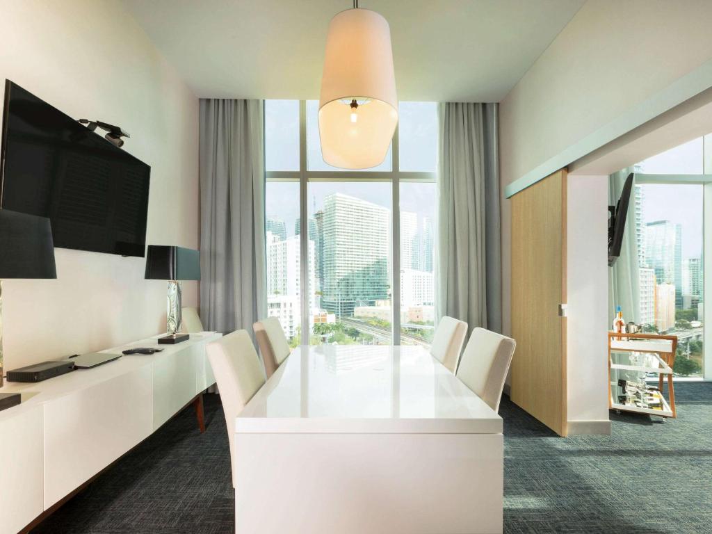 Uma TV ou centro de entretenimento em Novotel Miami Brickell