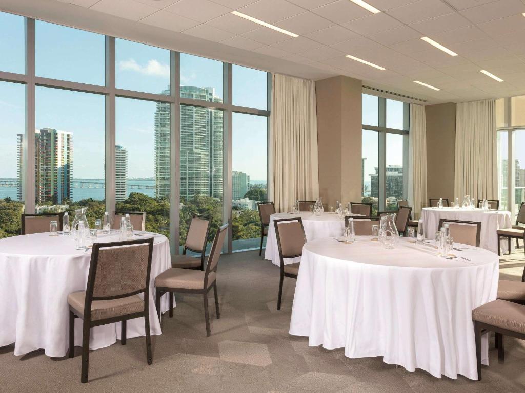 Um restaurante ou outro lugar para comer em Novotel Miami Brickell