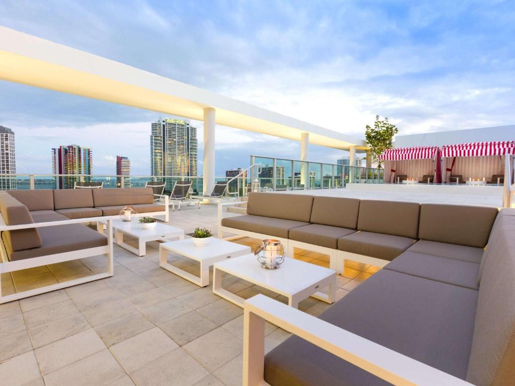Uma área de estar em Novotel Miami Brickell