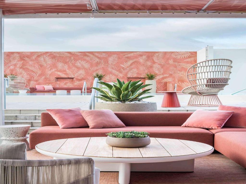 Uma área de estar em Novotel Miami Brickell