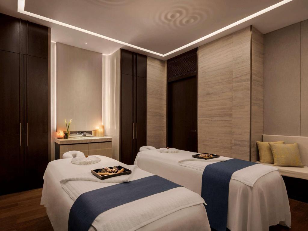 Postel nebo postele na pokoji v ubytování Fairmont Wuhan