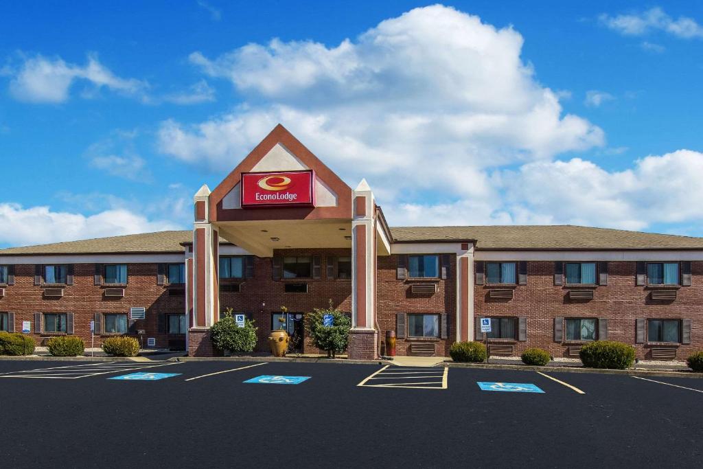 a hotel with a sign on the front of it at Econo Lodge Shelbyville in Shelbyville