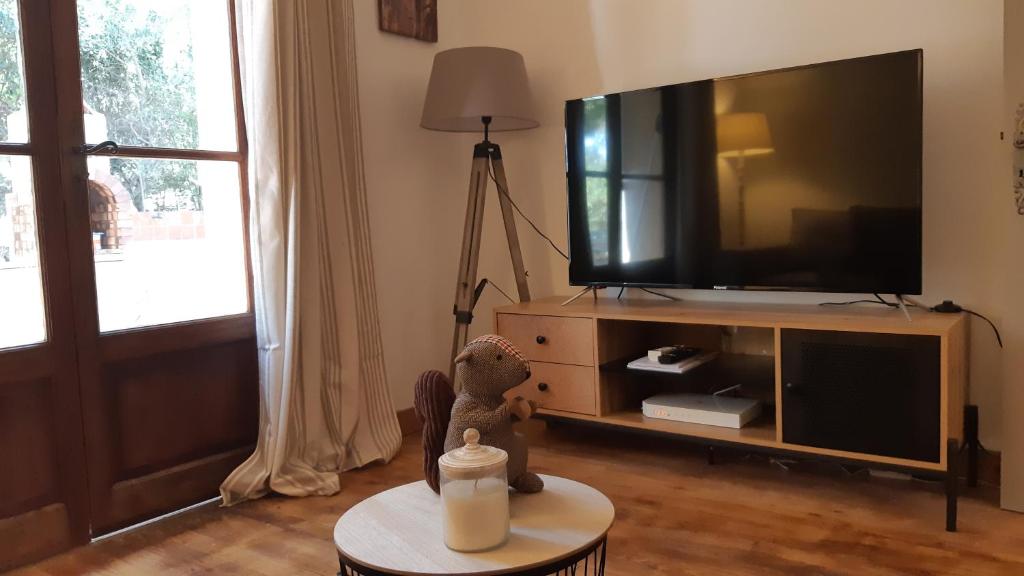 TV a/nebo společenská místnost v ubytování BASTIDE PRESQU ILE DE GIENS SUPERBE VUE MER PISCINE