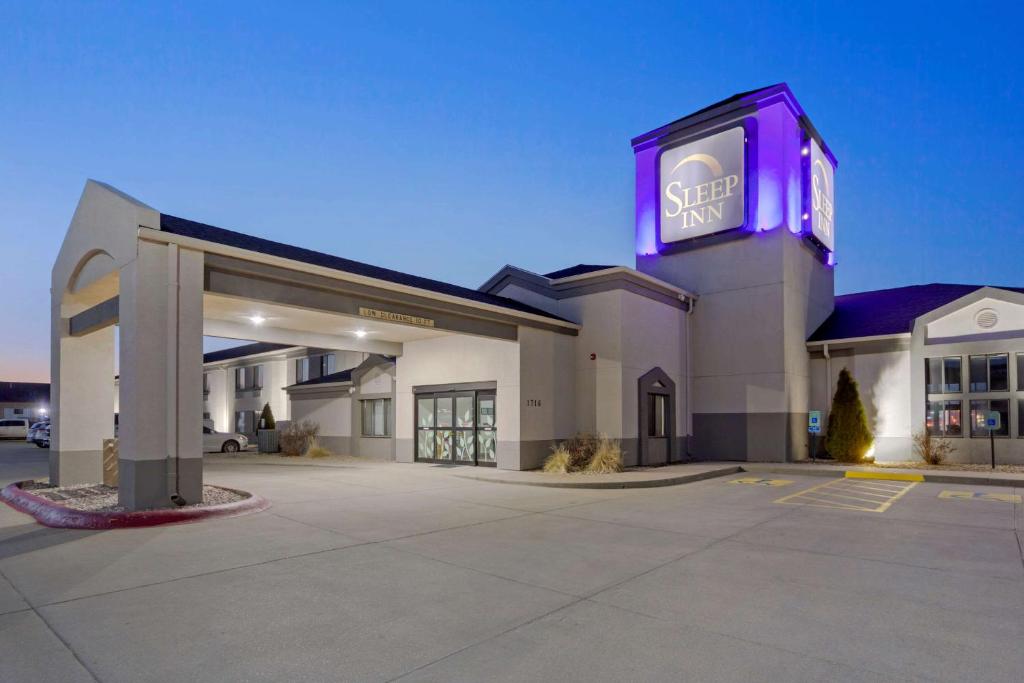 a hotel with a sign on the front of it at Sleep Inn By Choice Hotels in Grand Island