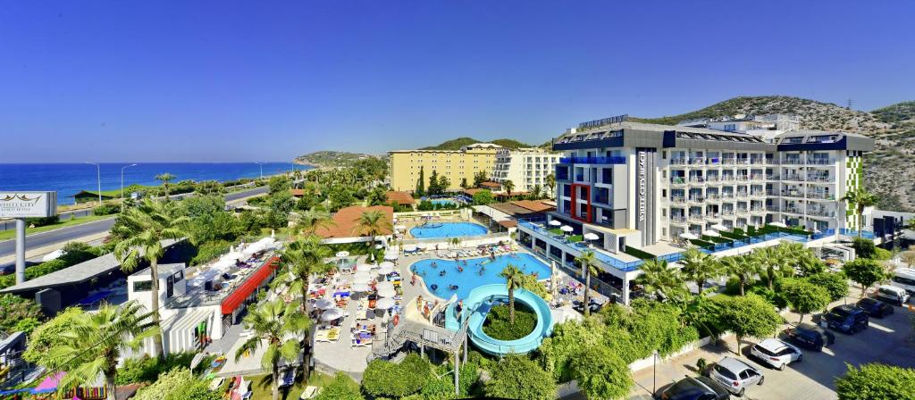 een luchtzicht op een resort met een zwembad bij White City Beach Adult Only in Konaklı