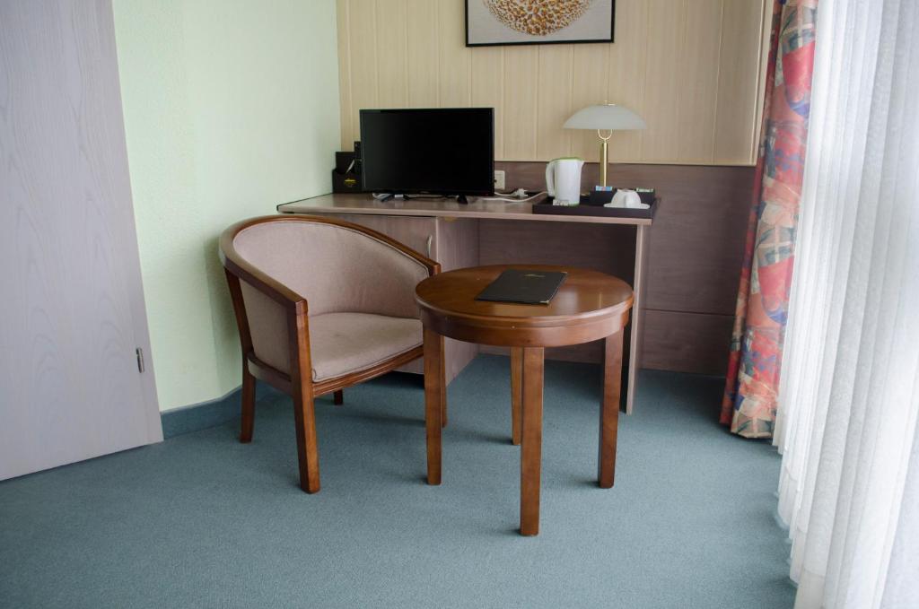 TV a/nebo společenská místnost v ubytování Leipziger Hotel