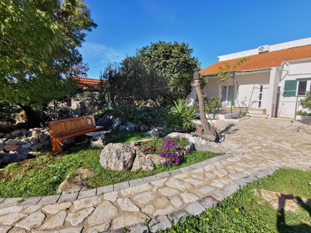 Hvar Mediterranean Ranch House外面的花园