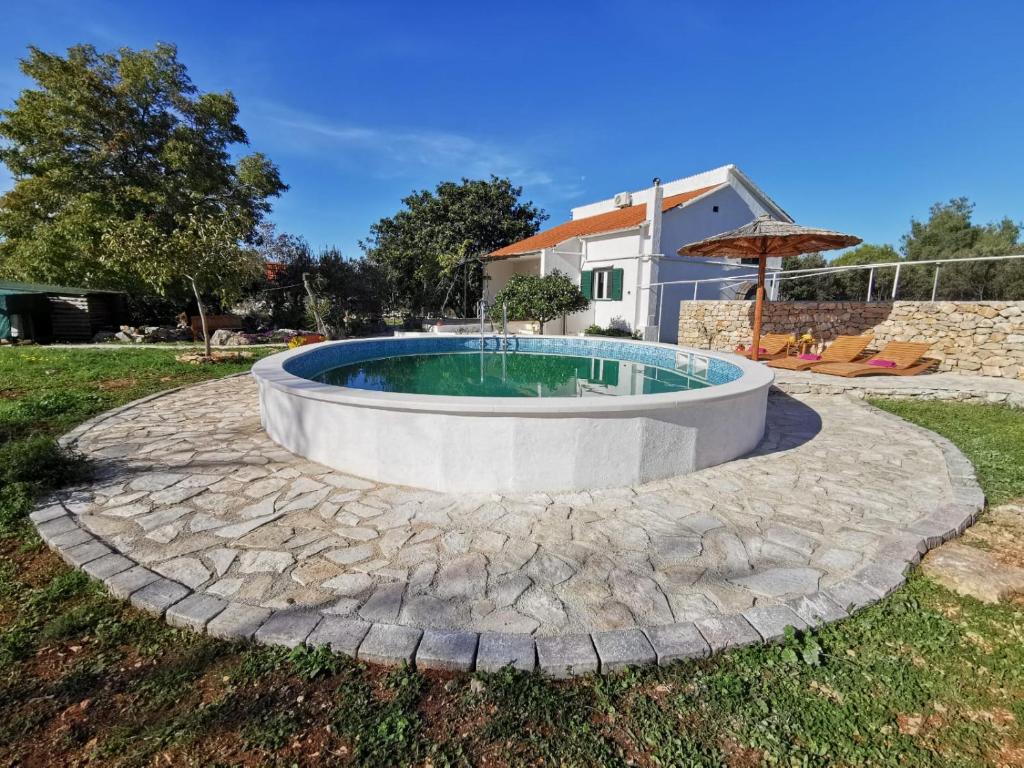 Hvar Mediterranean Ranch House内部或周边的泳池