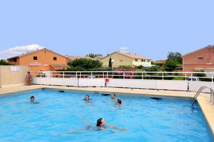 un groupe de personnes nageant dans une piscine dans l'établissement SUN, à Portiragnes