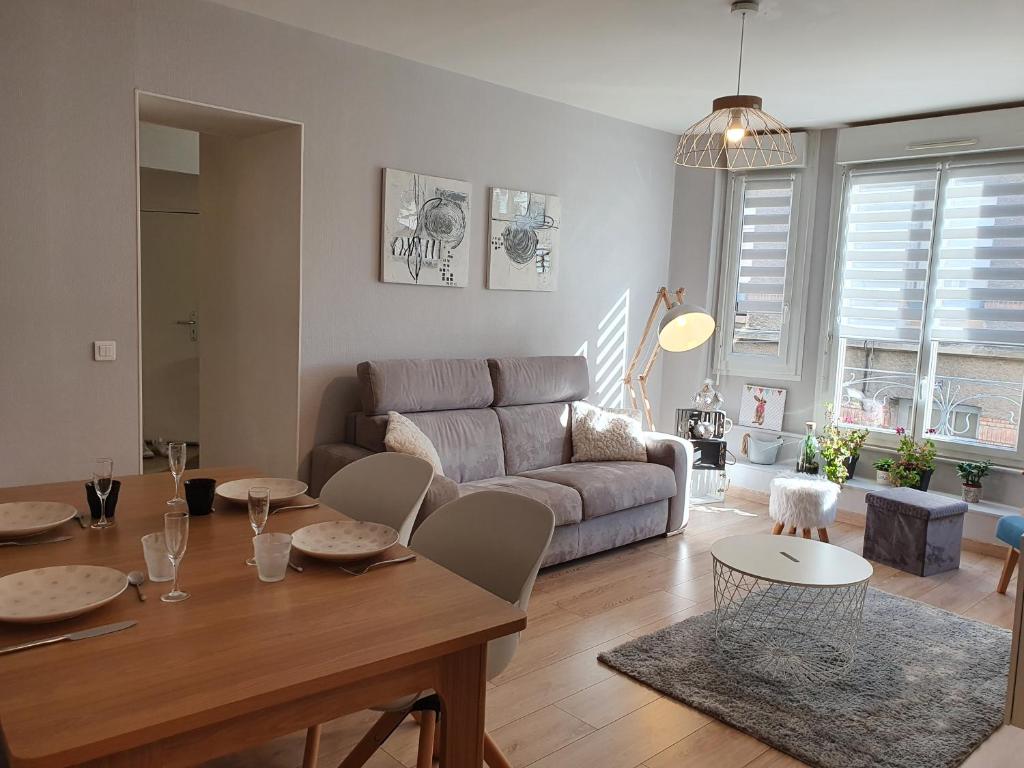 un salon avec une table et un canapé dans l'établissement GRAND T3 70m2 ,COSY TOUT CONFORT ,2 CHAMBRES, à Reims