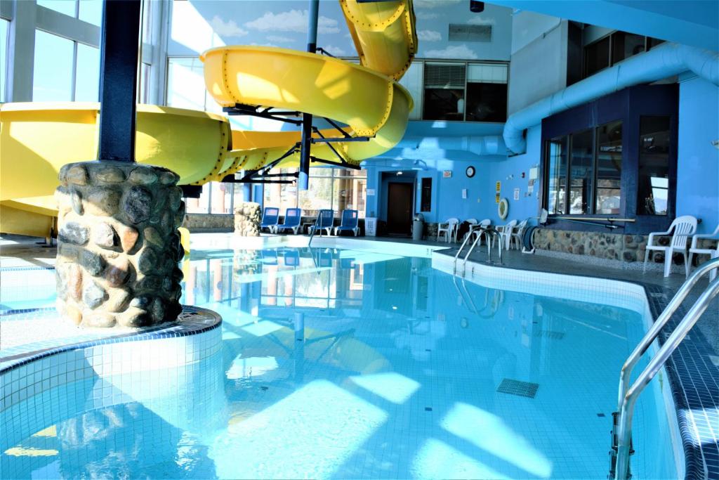 Bazén v ubytování Fernie Stanford Resort nebo v jeho okolí