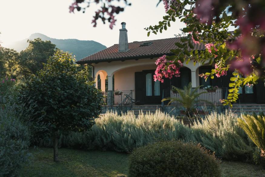 a house with a garden in front of it at Il Frescale Country House in Tramonti