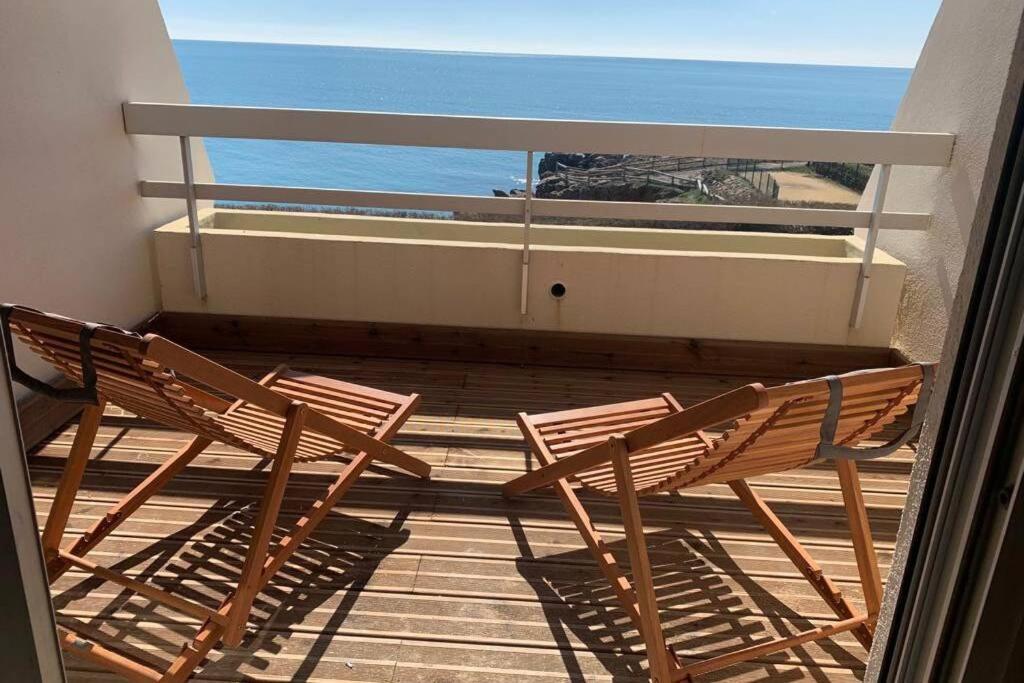 d'un balcon avec des chaises et une vue sur l'océan. dans l'établissement Studio Face à la mer..., à Sète