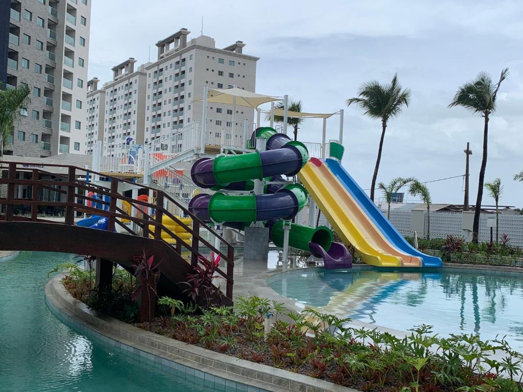 - un toboggan aquatique dans la piscine d'un complexe dans l'établissement SALINAS EXCLUSIVE RESORT, à Salinópolis