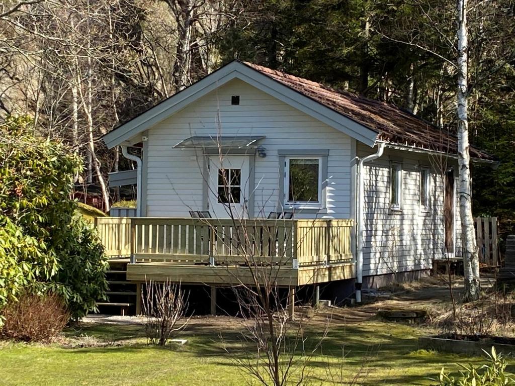 Stuga i naturskönt område på västra Tjörn