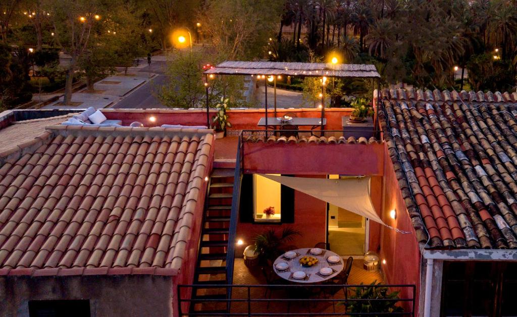 vista sull'alto di un edificio con tavolo sul balcone di Palermo Magic House a Palermo