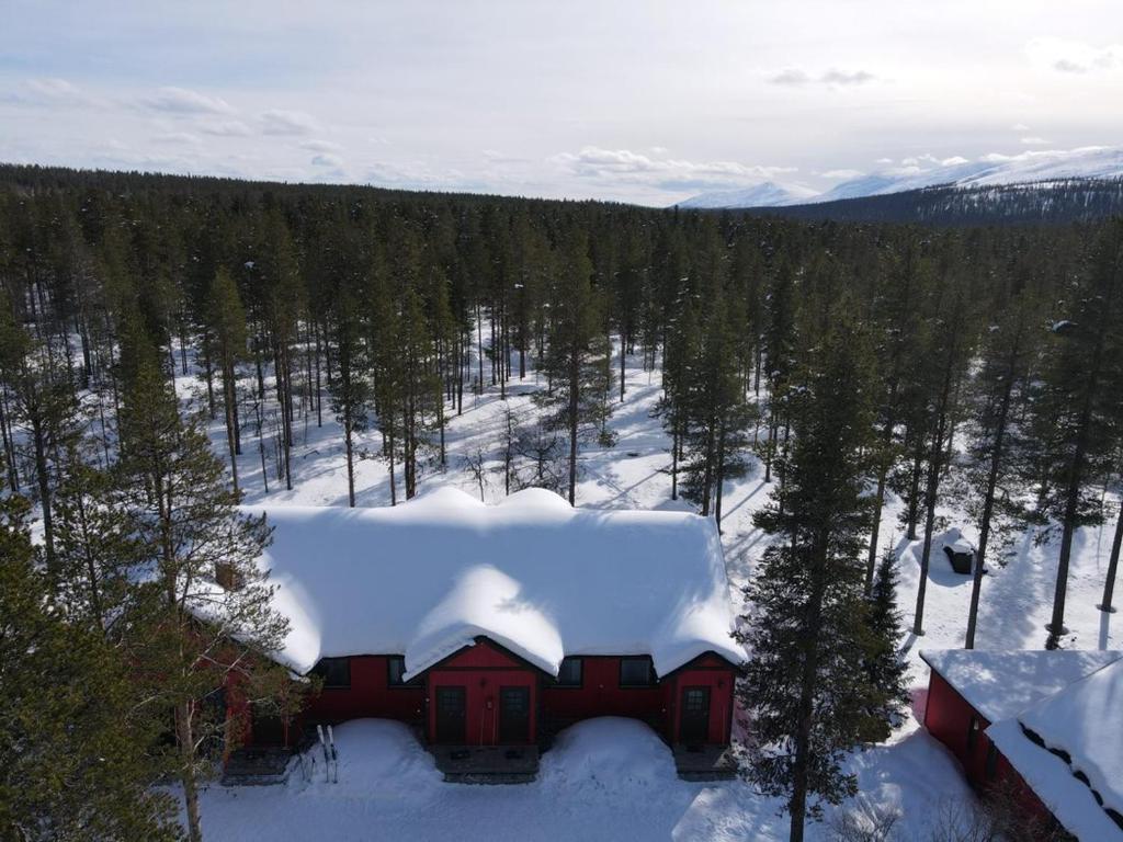 KyröにあるKyrön Lomaの雪上の赤い家