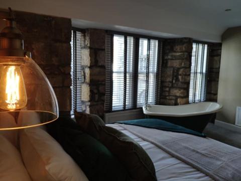 Uma cama ou camas num quarto em The Covenanter Hotel