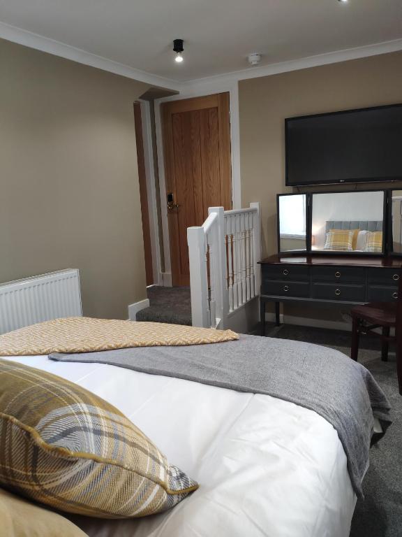 Uma cama ou camas num quarto em The Covenanter Hotel