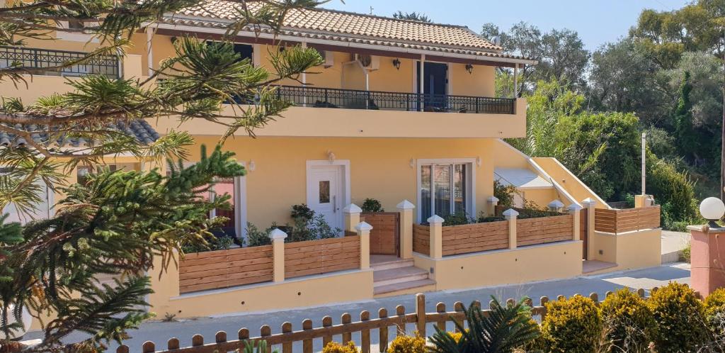 een villa met uitzicht op de voorzijde van het huis bij Helen Apartments & Studios in Agios Stefanos