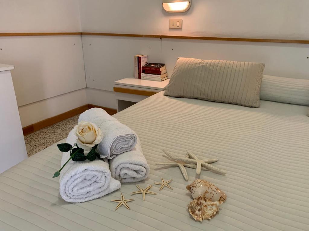 A bed or beds in a room at HOTEL LABRADOR