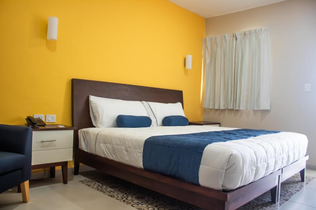 Hotel Las Monjas tesisinde bir odada yatak veya yataklar