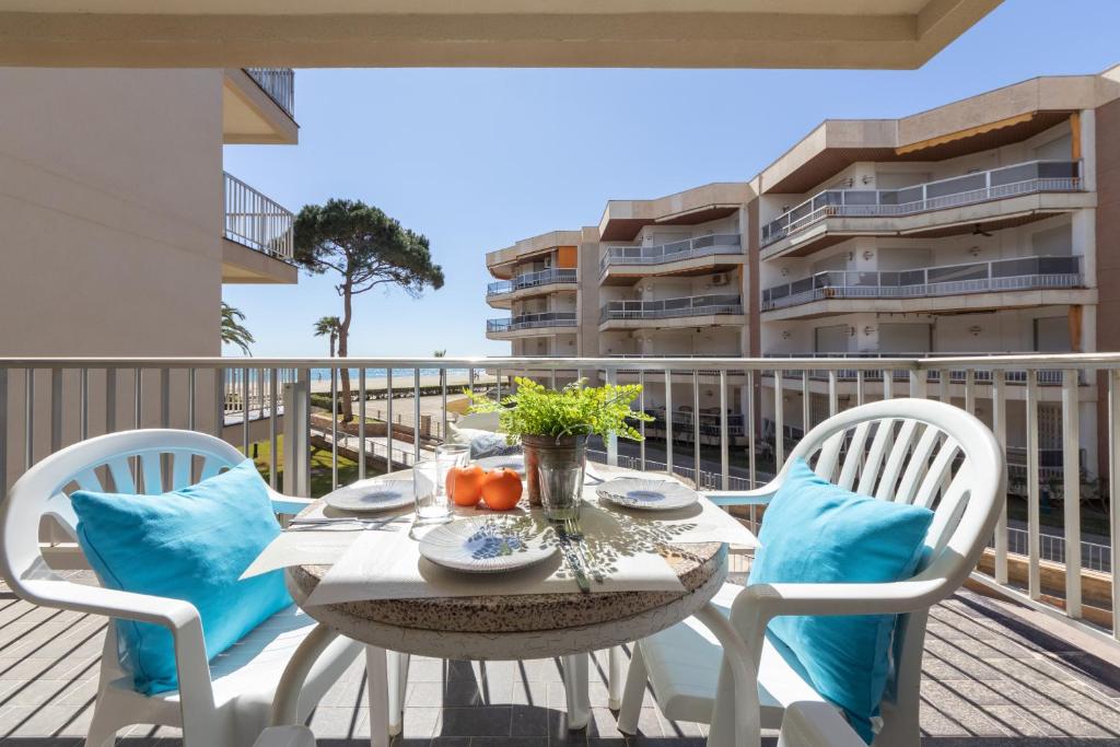 a table and chairs on a balcony with a building at Apartamentos DMS V Arysal in Cambrils