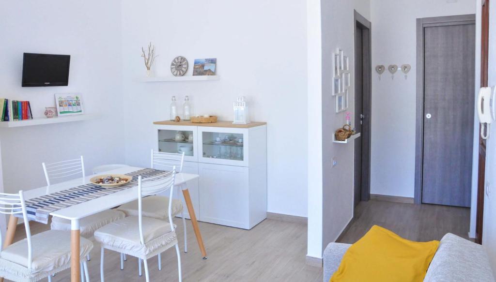 eine Küche und ein Esszimmer mit einem Tisch und Stühlen in der Unterkunft Casa Benny difronte al mare in Oliveri