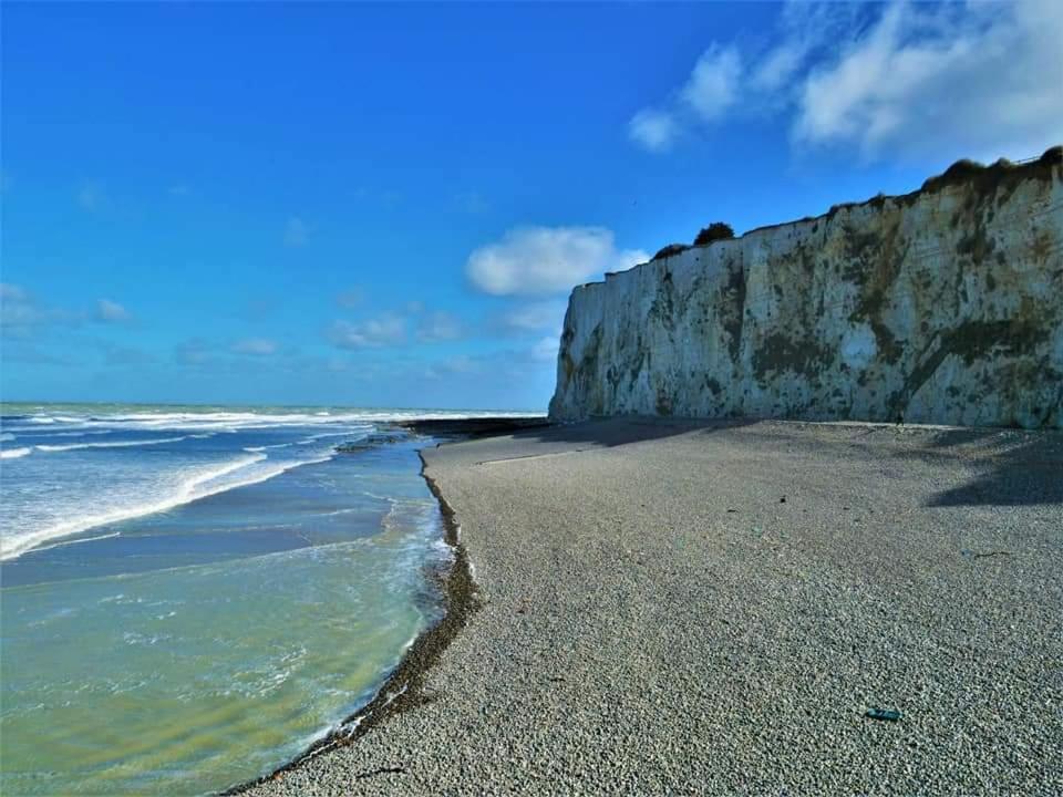 una playa de arena con un acantilado junto al océano en Gite Le Minile, en Béthencourt-sur-Mer