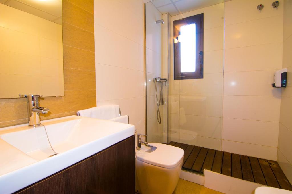 Łazienka w obiekcie Apartamentos 16:9 Suites Almería