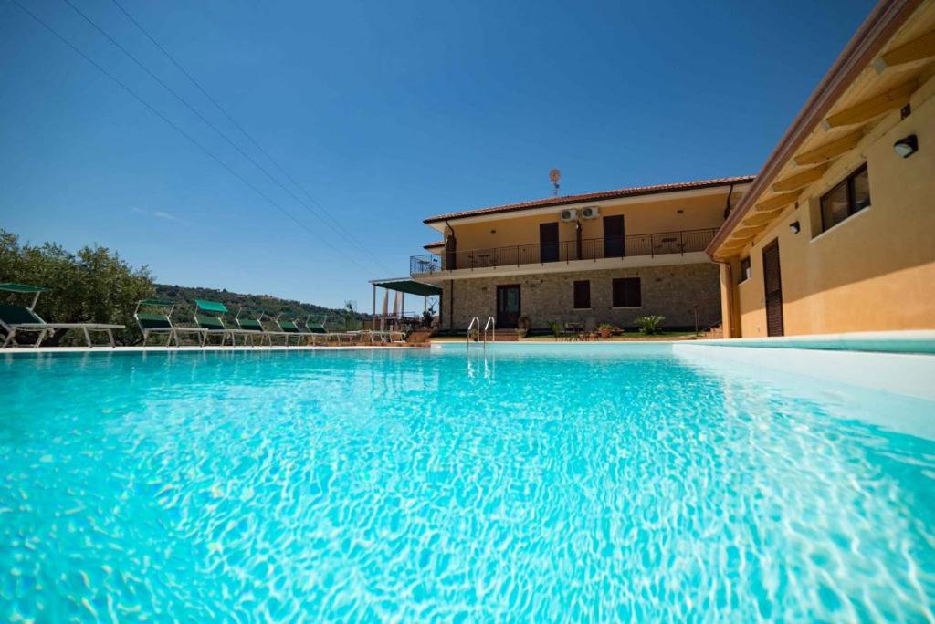 una grande piscina di fronte a un edificio di Villa Sansivieri ad Agropoli