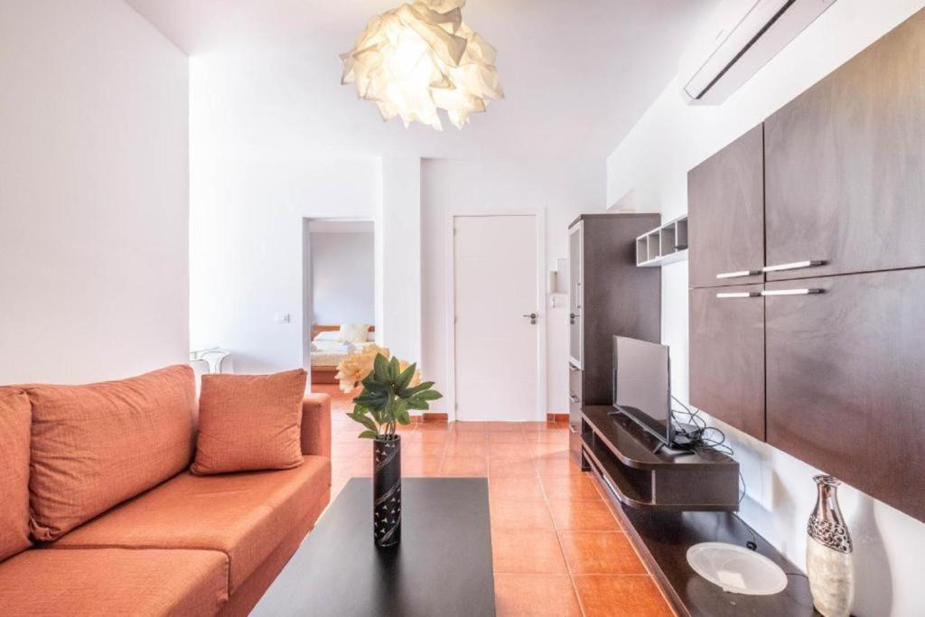 un soggiorno con un divano e una TV di Bubu Beach 3 a Los Cristianos