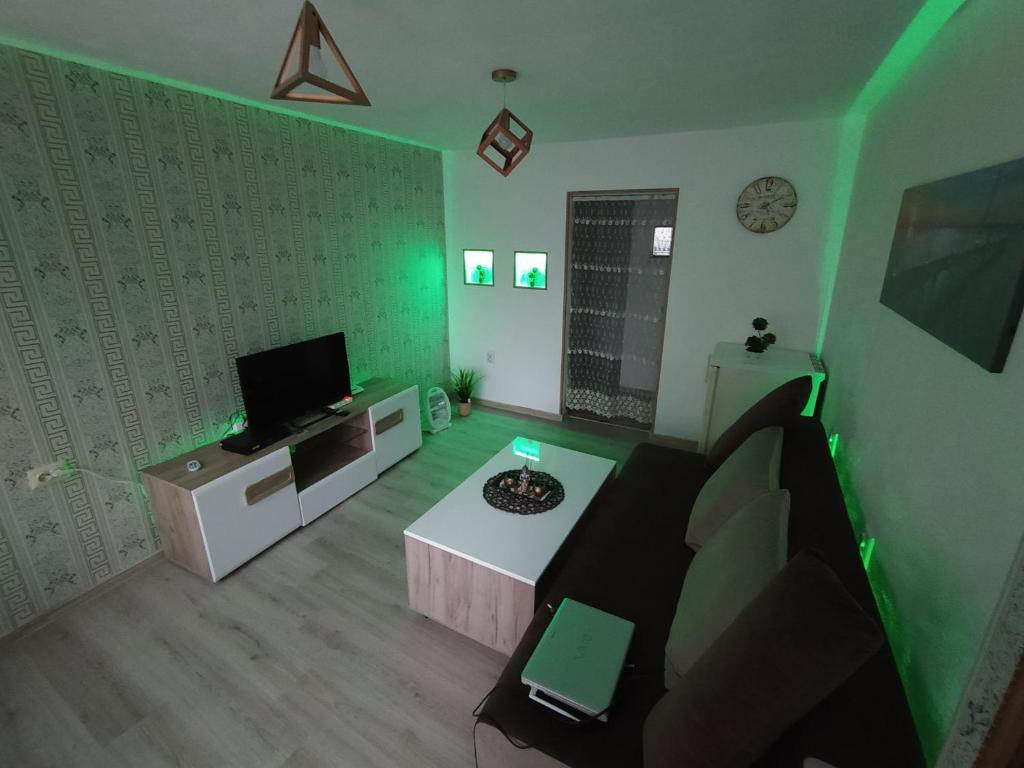 een woonkamer met een bank en een tv bij Varna Studio 1 in Varna