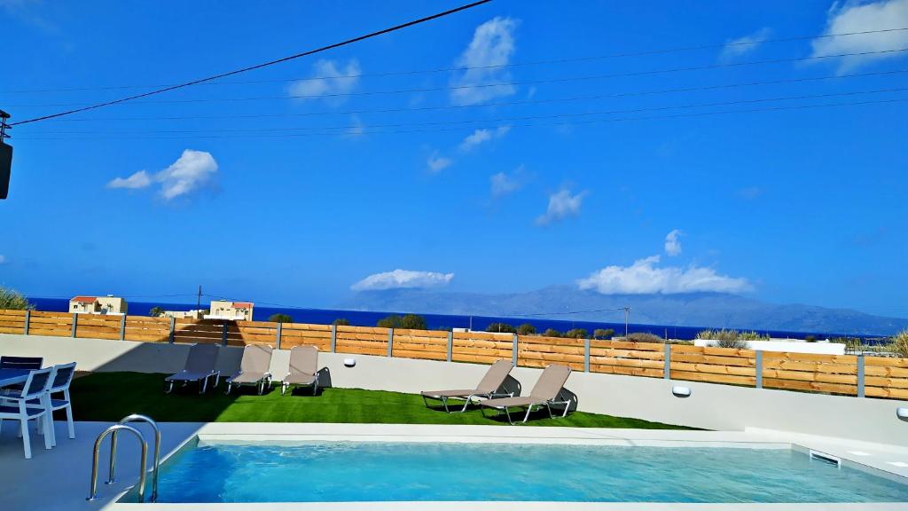 ein Schwimmbad auf dem Dach eines Hauses in der Unterkunft Balos Residence private pool Seafront Seaview in Kissamos