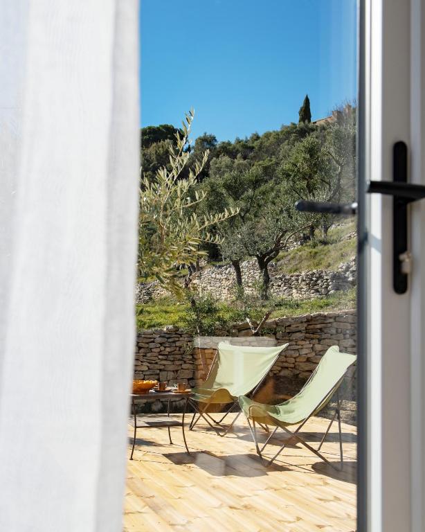 a view of a patio with two chairs and a table at Les Milles Roches in Gordes