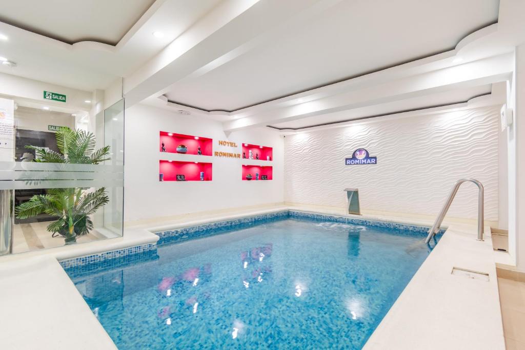 埃斯特角城的住宿－Hotel Romimar 3* Sup，游泳池,位于酒店带游泳池的房间