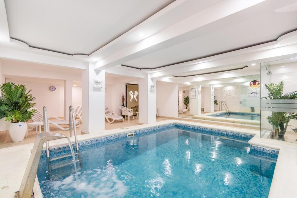 a large swimming pool in a room with a swimming pool at Hotel Romimar 3* Sup in Punta del Este