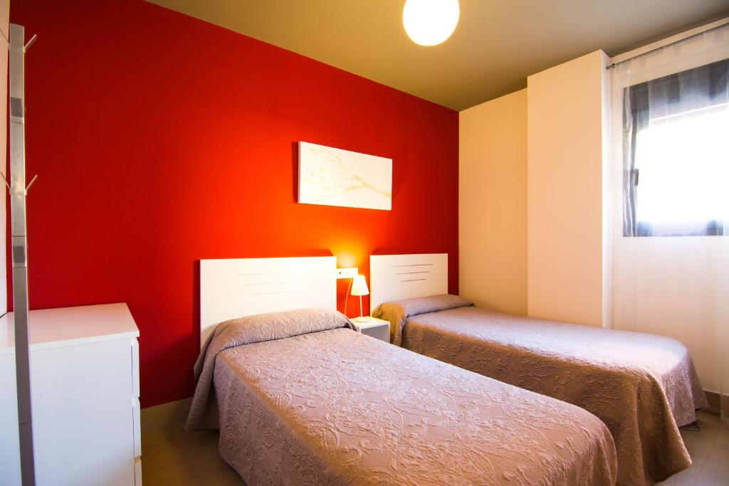 Łóżko lub łóżka w pokoju w obiekcie Apartamentos 16:9 Suites Almería