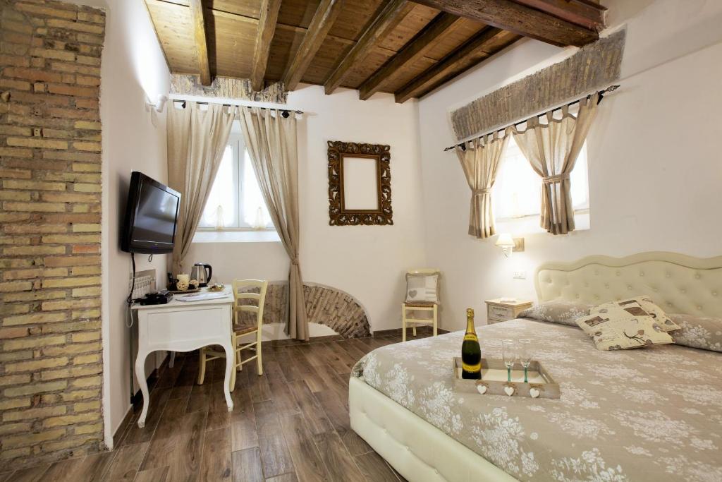 Schlafzimmer mit einem Bett, einem Schreibtisch und einem TV in der Unterkunft Navona Sweet Home in Rom