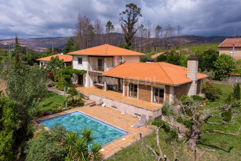 een luchtzicht op een huis met een zwembad bij PONTE DE LIMA - VILLA VIVENDA OLIVAL - Piscine privée entre mer et montagne in Canadelo